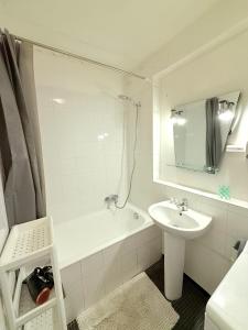 y baño con lavabo, bañera, aseo y espejo. en Appartement Brochant Batignolles Paris, en París 11 fotos más