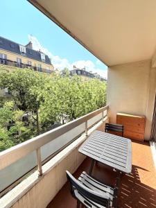 - Balcón con vistas, mesa y 2 sillas en Appartement Brochant Batignolles Paris, en París