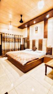 a bedroom with a large bed in a room at Revoli Inn Hotel JUST 5 MIN FROM GOLDEN TEMPLE in Amritsar +4 photos