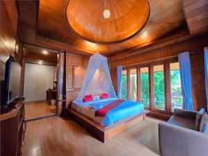 un dormitorio con una cama con mosquitera en Kantiang Seahorse Resort & Spa, en Ko Por