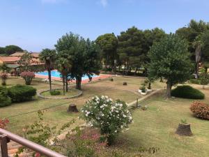 vista su un parco con piscina di Ranieli Apartments a meno di 2 kilometri da TROPEA FREE PARKING AND WIFI a Drapia
