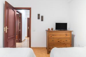 Μια τηλεόραση ή/και κέντρο ψυχαγωγίας στο Home2Book Bright Retreat with Pool, Sardina Beach