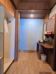 Un pasillo con una puerta que conduce a una habitación. en Kantiang Seahorse Resort & Spa, en Ko Por