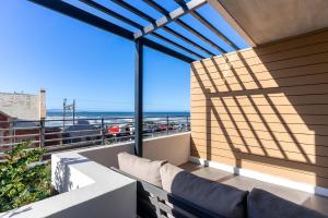 un balcón con vista al mar en 1-Bedroom Ocean-View Apartment Wavescapes, Muizenberg Beach, en Muizenberg
