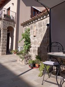 a patio with a table and chairs and a building at Il Ponticello in Gradillo