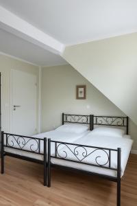 ハーゲンにあるMy Loft GbRの白い部屋に大型ベッド1台が備わるベッドルーム1室が備わります。