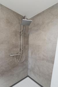 ハーゲンにあるMy Loft GbRのシャワーヘッド付きの壁