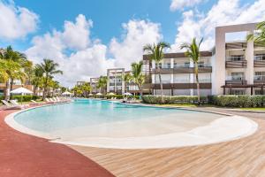 Bazén v ubytování Bakour Punta Cana Suites nebo v jeho okolí