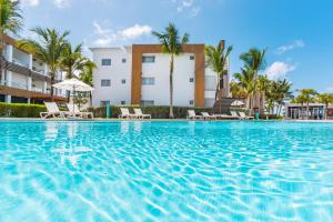 Bazén v ubytování Bakour Punta Cana Suites nebo v jeho okolí