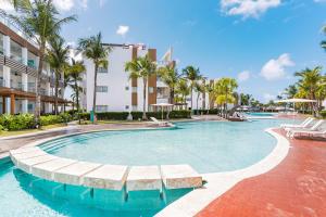 Bazén v ubytování Bakour Punta Cana Suites nebo v jeho okolí
