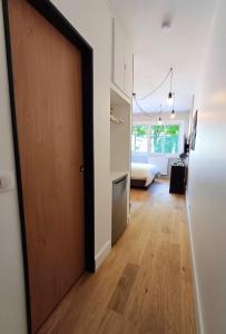 a hallway with a door leading to a bedroom at The Brut Case - Avenue de Champagne in Épernay +6 photos