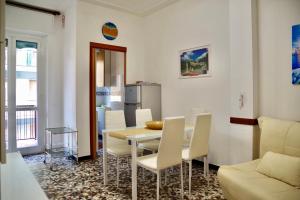 a kitchen and dining room with a table and chairs at Brezza di Mar Ligure - casa vacanza in Borghetto Santo Spirito