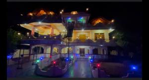 Un gran edificio blanco con luces por la noche. en Jaffna KKS Villa, en Jaffna