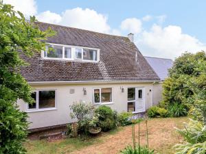 a house with a garden in front of it at 3 Chantry Hill in Kingsbridge