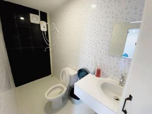 Un baño con un inodoro blanco y un lavabo. en วิวดี รีสอร์ท เขาค้อ, en Ban Tha Phon 8 fotos más