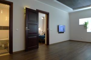 TV a/nebo společenská místnost v ubytování Feyena Guesthouse