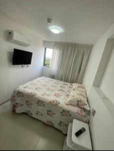 Un dormitorio pequeño con una cama y un televisor. en Excelente Flat Boa Viagem Andar Alto, en Recife 26 fotos más