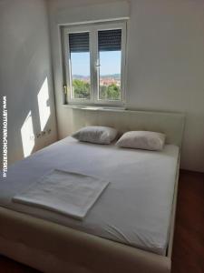 Ένα ή περισσότερα κρεβάτια σε δωμάτιο στο Apartmani Simonović