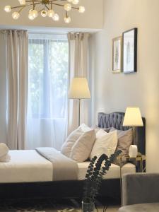 a bedroom with a bed and a window at Mi Casa Baguio Exquisuite in Baguio