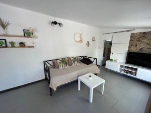 Μια τηλεόραση ή/και κέντρο ψυχαγωγίας στο Studio Calme avec Jardin entre Marseille & Cassis