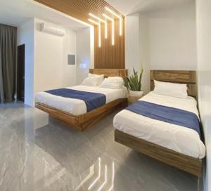 LalaAC Cosy Hotel的两张床位 - 带两张西德西德西德西德床