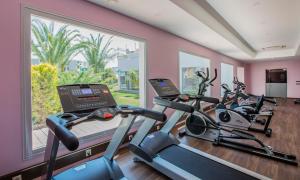 sala fitness z 3 rowerami treningowymi przed oknem w obiekcie Palm Wings Ephesus Beach Resort - Ultra All Inclusive w mieście Kusadası