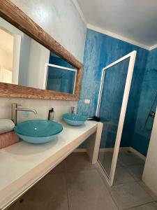 萨尔雷Villa Cristina Alojamento, Praia de Chaves, Boa Vista, Cape Verde, WI-FI的浴室设有2个蓝色水槽和镜子 更多224张照片