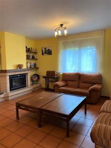 un soggiorno con un divano e un tavolino da caffè di Casa Rural La Carrasquilla a Golmayo