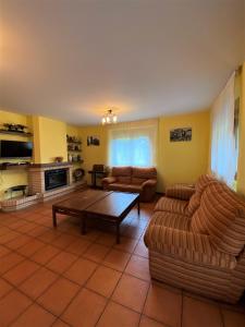 un soggiorno con due divani e un tavolino da caffè di Casa Rural La Carrasquilla a Golmayo Altre 18 foto