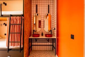 トレドにあるWonder Hostelのバスルーム(シンク2台、二段ベッド2組付) +33枚の写真