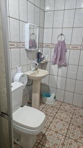 une petite salle de bain avec toilettes et lavabo dans l'établissement Casa família COP30, à Belém 4 autres photos
