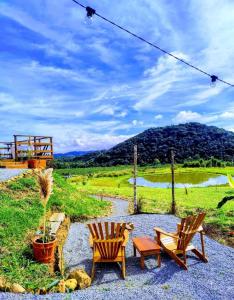 un groupe de chaises assises sur une terrasse en gravier dans l'établissement Chalé Refúgio da Coruja, à Miracatu