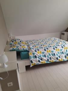 - une chambre avec un lit doté d'une couette et d'oreillers dans l'établissement Christiane and Danys cottage Nice apartment for 4 people, à Munster