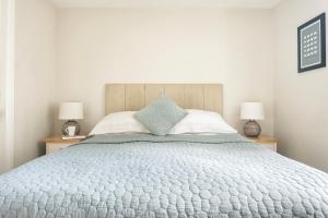 Un dormitorio con una cama grande con dos lámparas. en Finest Retreats - Kelsick Villa Guest House - Gummers How, en Ambleside
