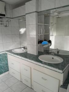 une salle de bain avec deux lavabos et un miroir dans l'établissement Christiane and Danys cottage Nice apartment for 4 people, à Munster 13 autres photos
