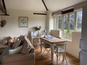 ColytonにあるThe Bull Penのソファとテーブルのあるリビングルーム