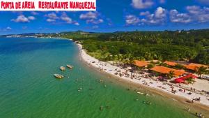 Una vista aérea de una playa con gente en el agua. en Escunha, en Salvador