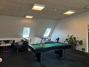 卡鲁普Benslehøj的办公室,在房间内配有台球桌