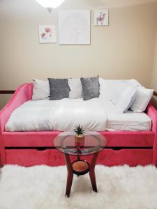 Ένα ή περισσότερα κρεβάτια σε δωμάτιο στο The Easy Access 2Br2bts kingbed apt with 4 beds sleeps 5