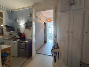 una cucina con porta aperta su una cucina con piano cottura di appartement avec une superbe vue mer - 0014 a Soulac-sur-Mer