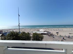 vista su una spiaggia con persone di appartement avec une superbe vue mer - 0014 a Soulac-sur-Mer Altre 7 foto