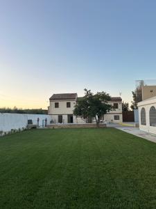 un gran césped frente a una casa en La Huerta Corella, en Corella