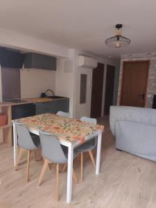 Η κουζίνα ή μικρή κουζίνα στο Le 15 du bessarel +4 φωτογραφίες