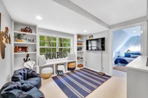 Postel nebo postele na pokoji v ubytování Lake Norman Villa Sleeps 15 Hot Tub Game Room