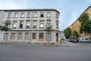un vecchio edificio bianco all'angolo di una strada di Uni-und Welterbe Stadt Whg 1 a Freiberg