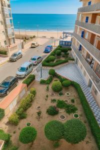 eine Luftansicht eines Parkplatzes neben einem Strand in der Unterkunft Apartamento de Toni Playa Bellresguard in Bellreguart