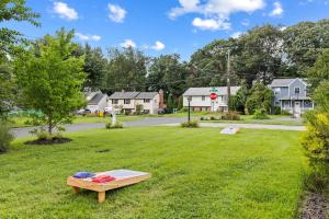 a picnic table in the middle of a yard at The Pool Loft at Poplar Hill in Annapolis