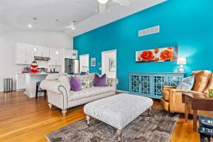 Una cocina o cocineta en The Pool Loft at Poplar Hill