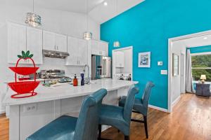 Una cocina o cocineta en The Pool Loft at Poplar Hill