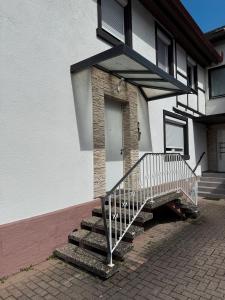 una casa con una escalera frente a un edificio en Le Quartier Blackforest-Straßburg, en Willstätt 23 fotos más